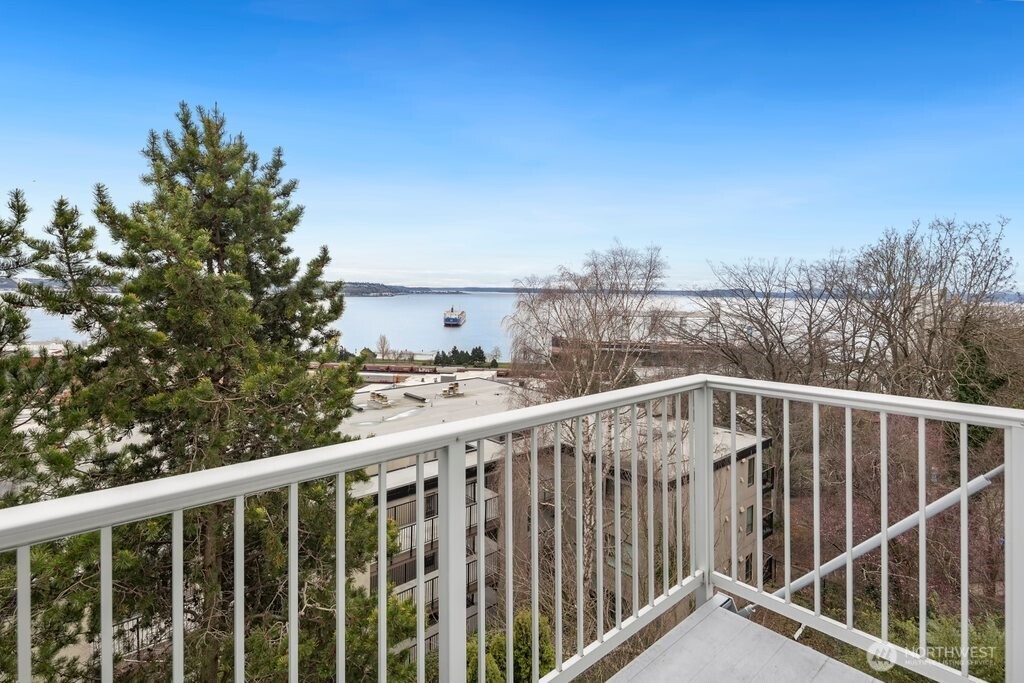 515 W Olympic Place Unit: 208