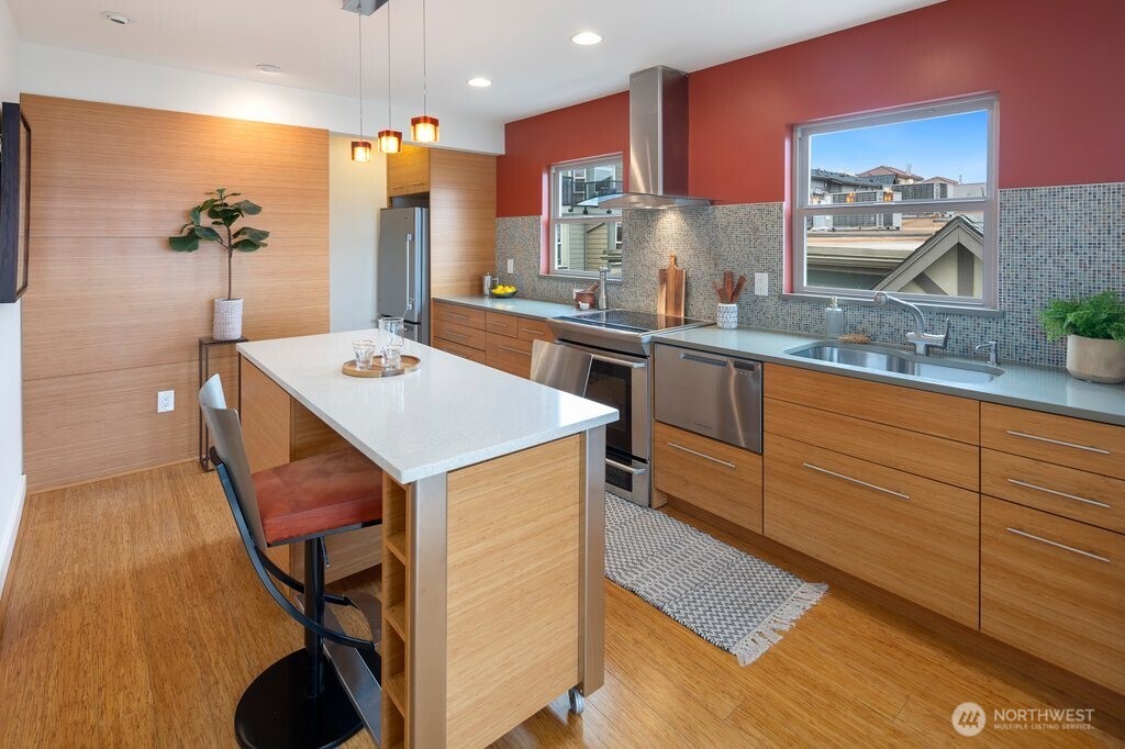 515 W Olympic Place Unit: 208