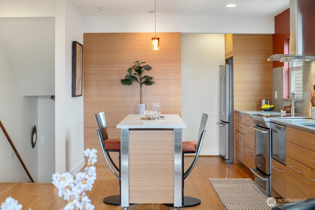 515 W Olympic Place Unit: 208