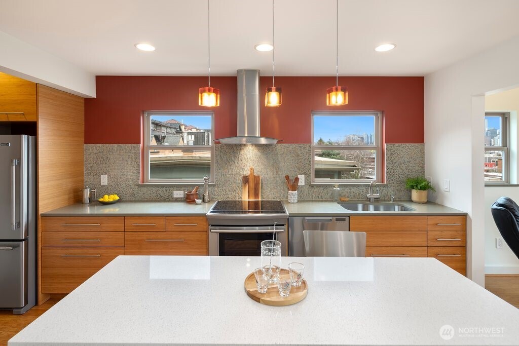515 W Olympic Place Unit: 208