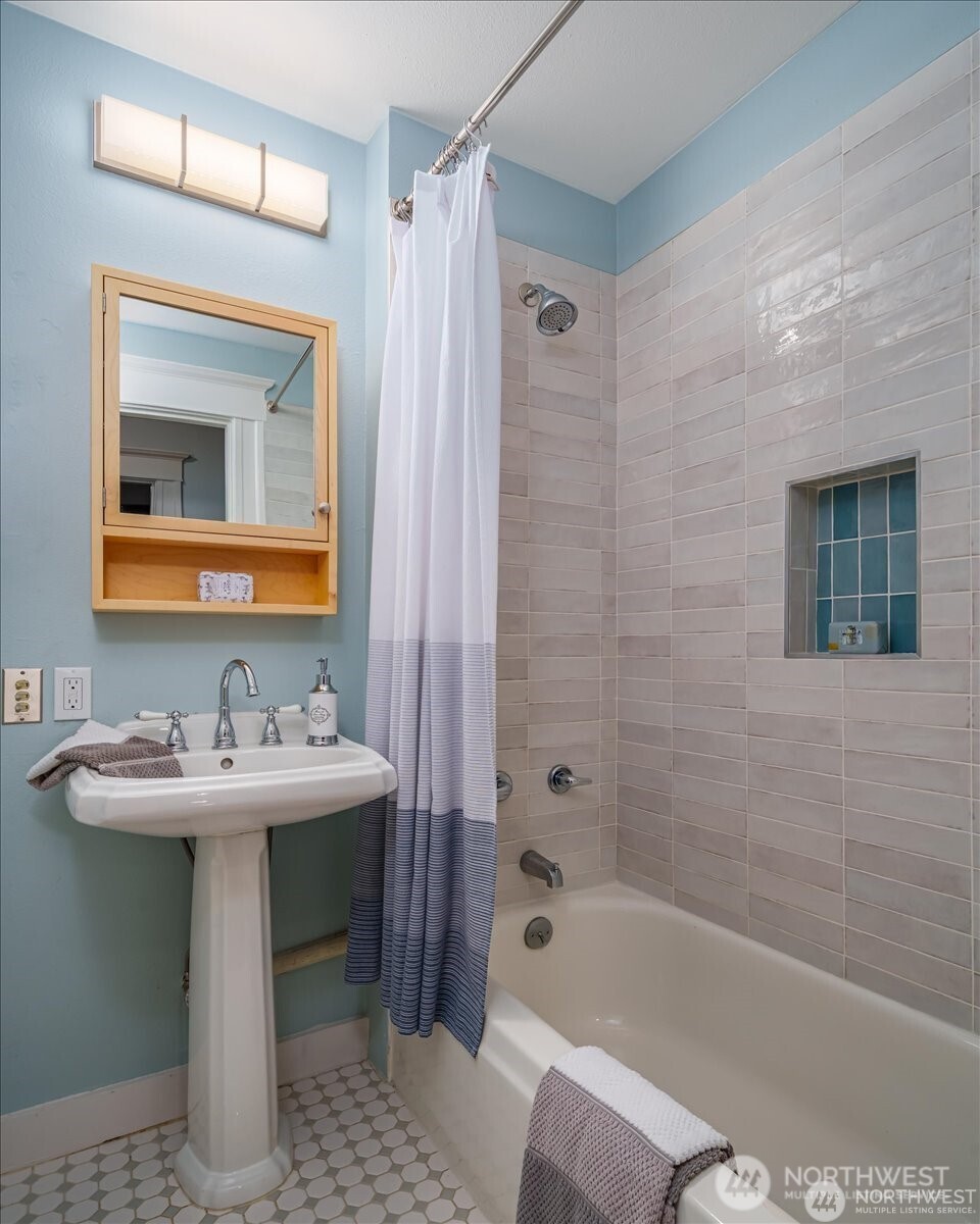 626 13th Avenue E Unit: Q