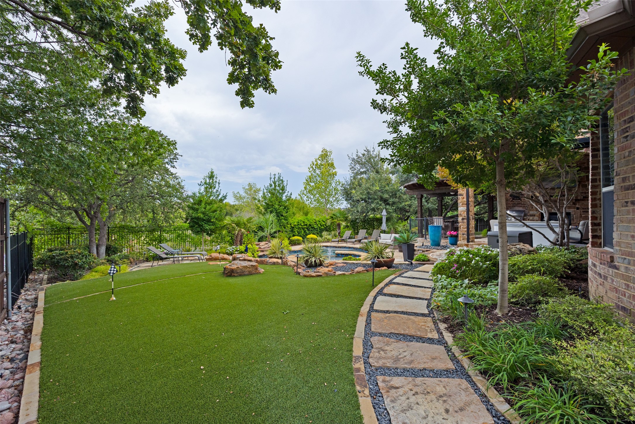 2613 Round Table Boulevard