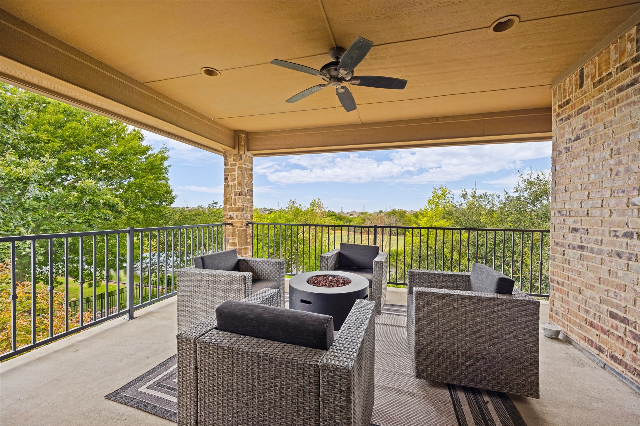 2613 Round Table Boulevard