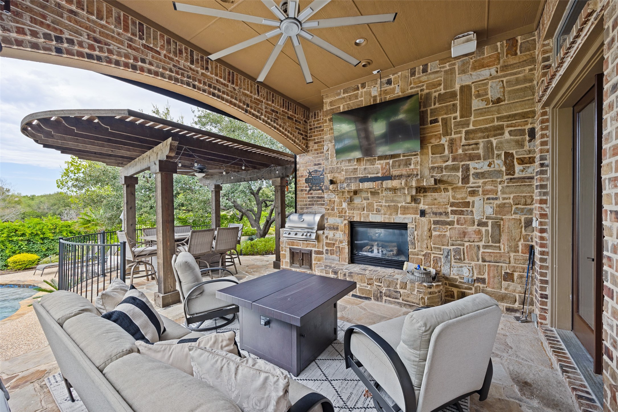 2613 Round Table Boulevard