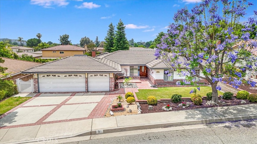121 Glengrove Avenue