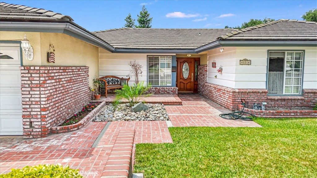 121 Glengrove Avenue
