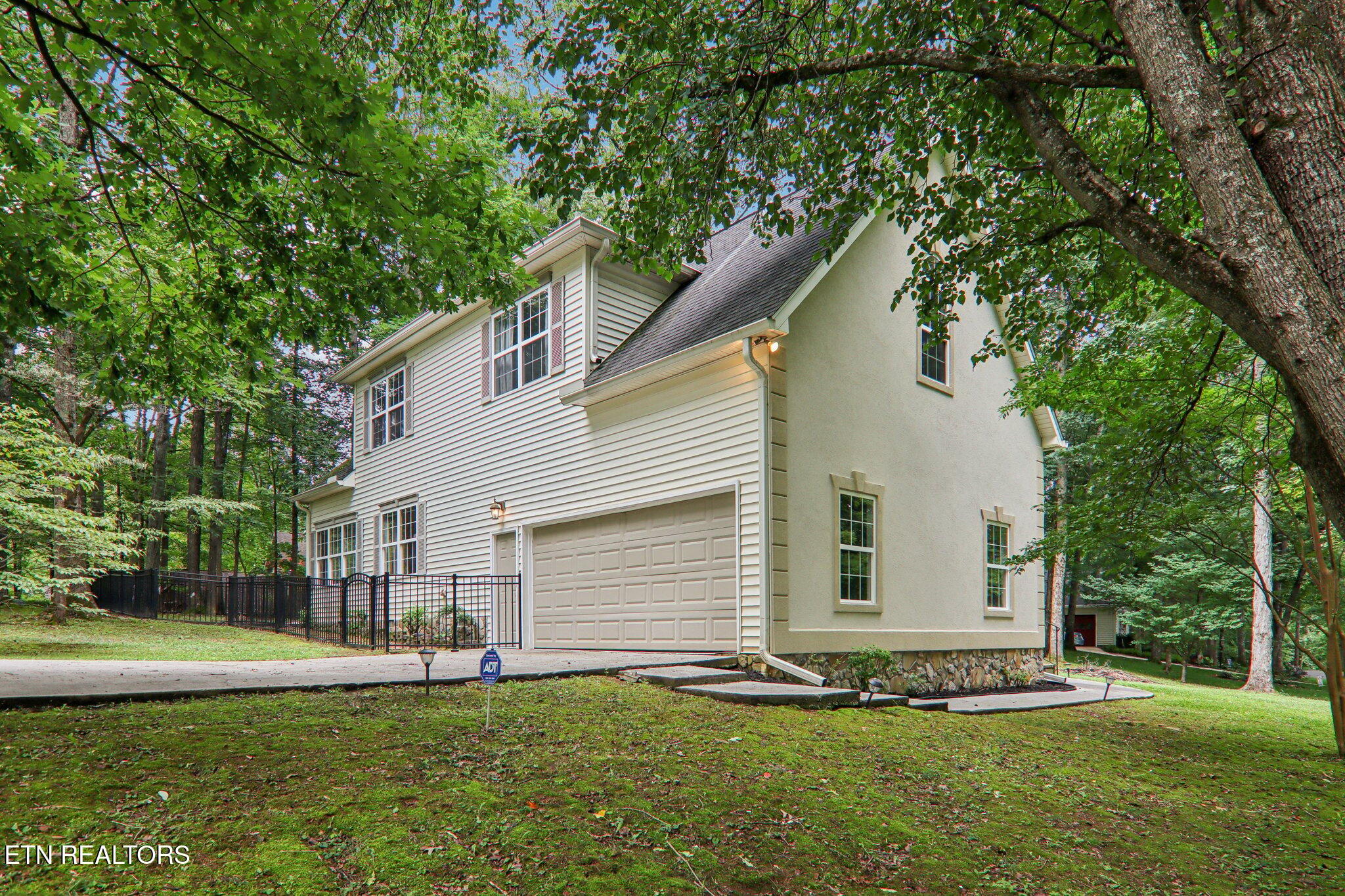 317 Fallen Oak Circle