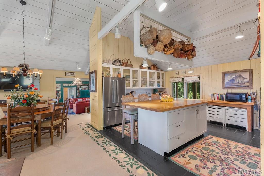 434 Whiteside Mountain Road