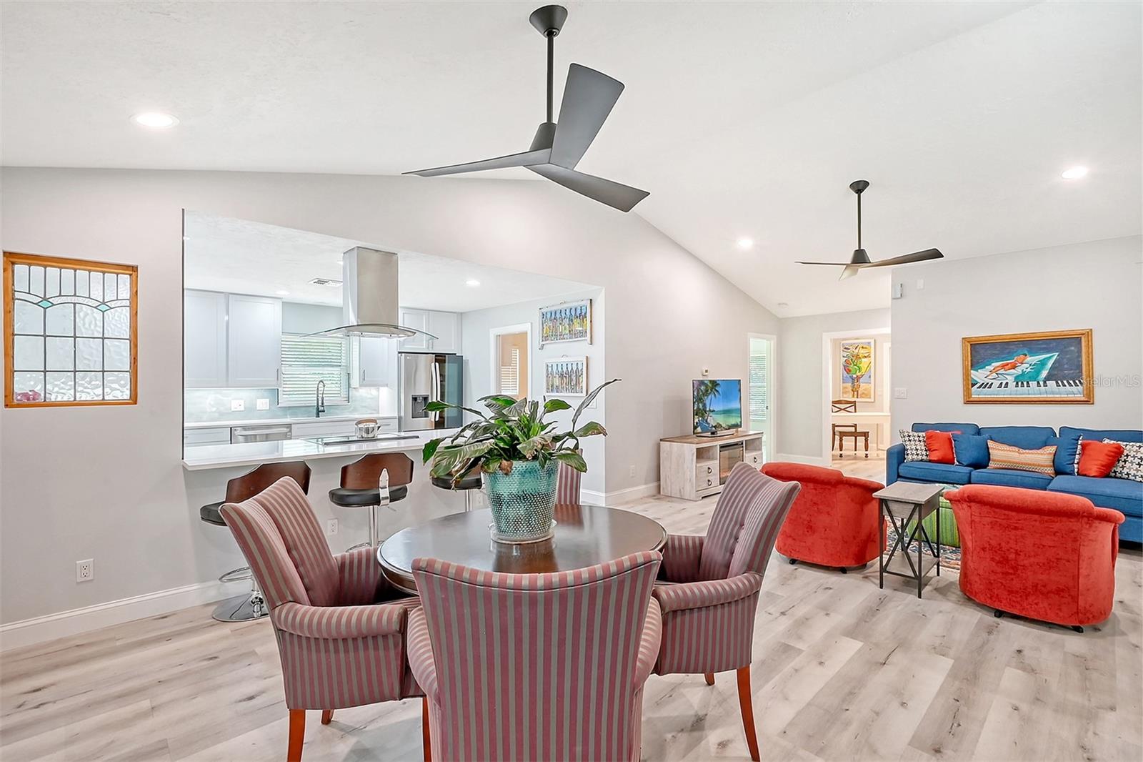 216 SHORELAND DR
