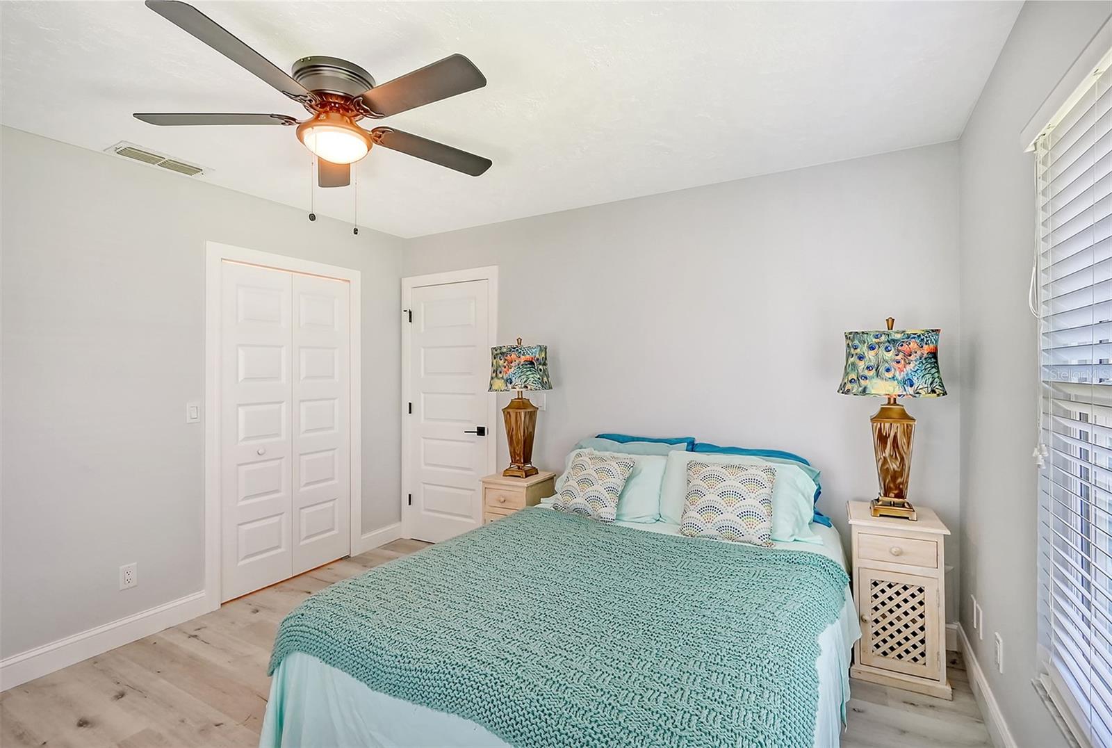 216 SHORELAND DR