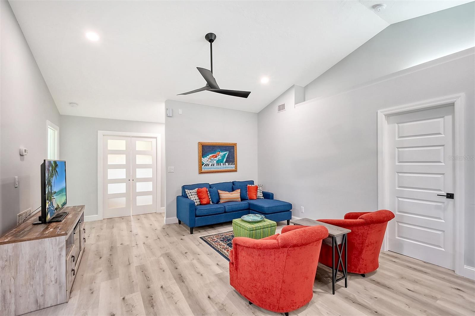 216 SHORELAND DR