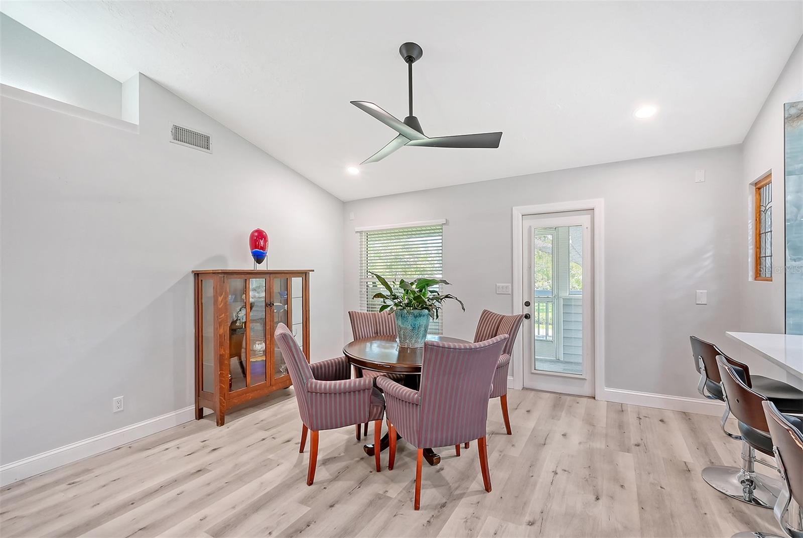 216 SHORELAND DR