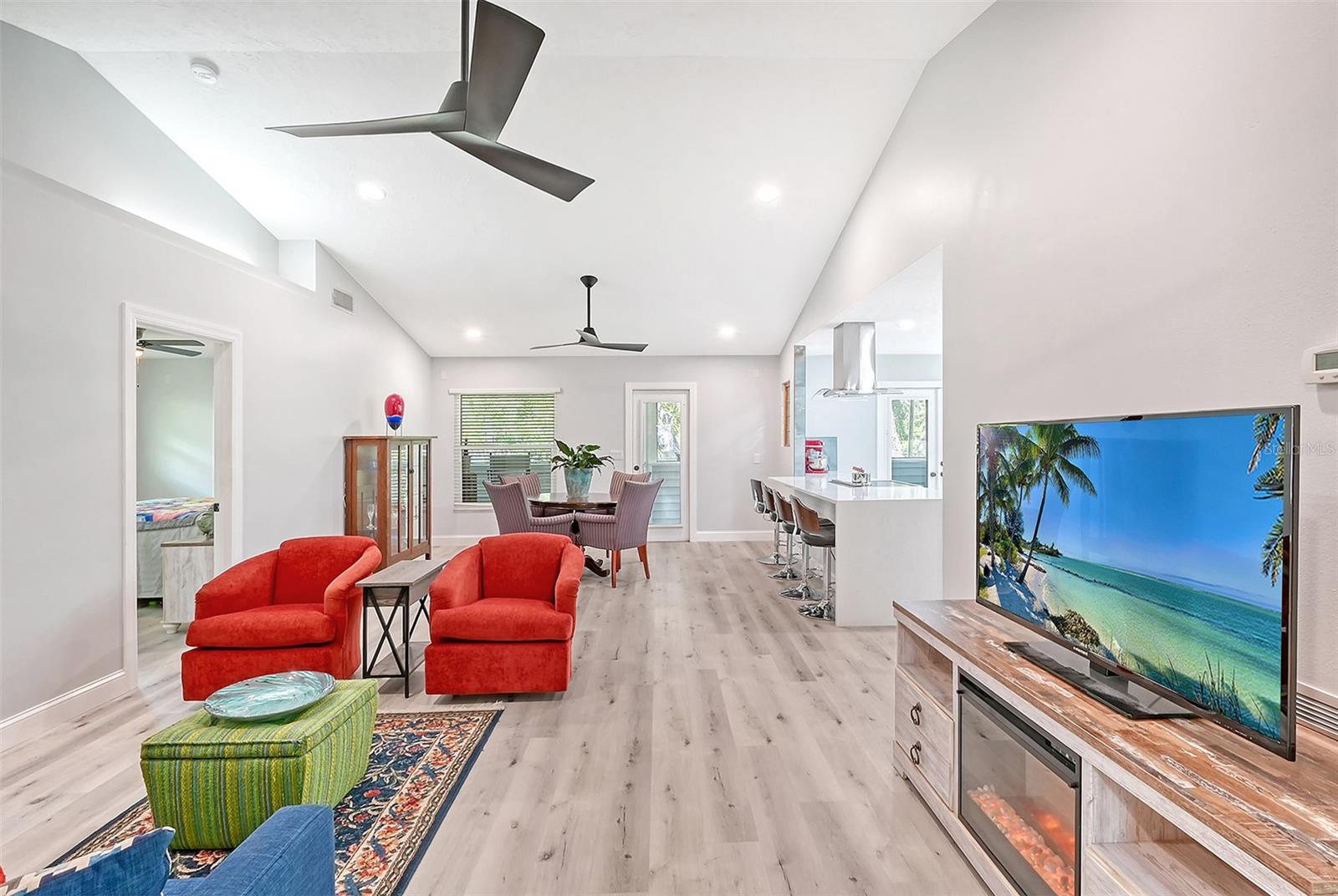 216 SHORELAND DR