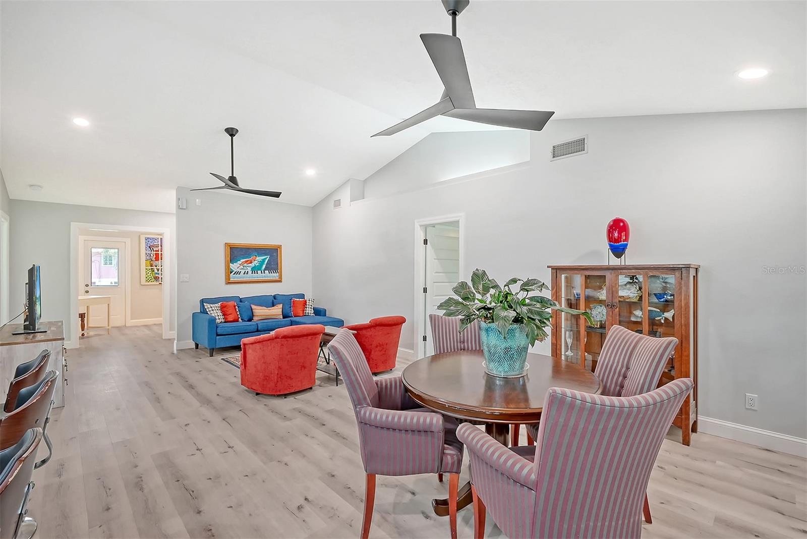 216 SHORELAND DR