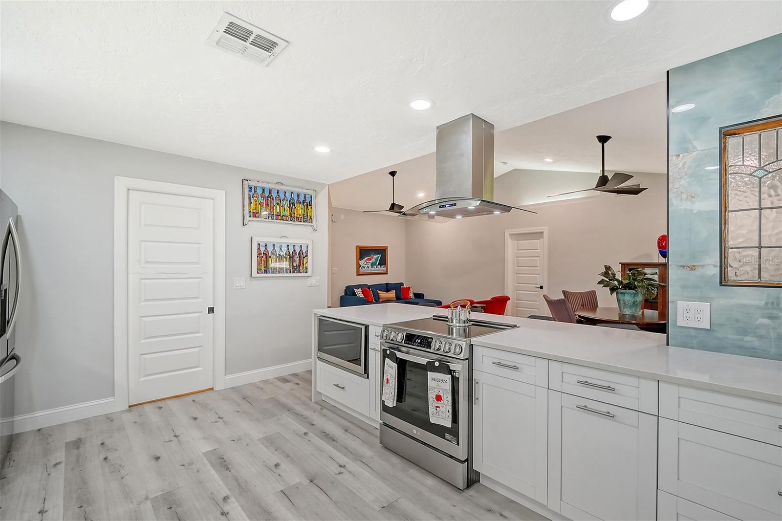 216 SHORELAND DR