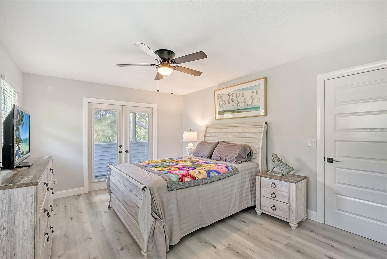 216 SHORELAND DR