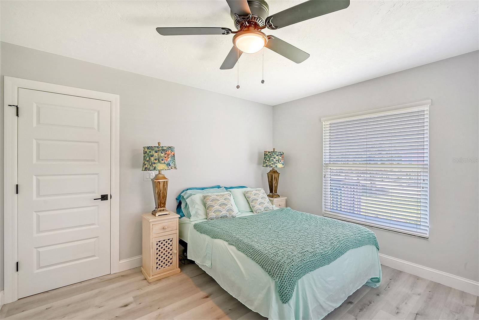 216 SHORELAND DR