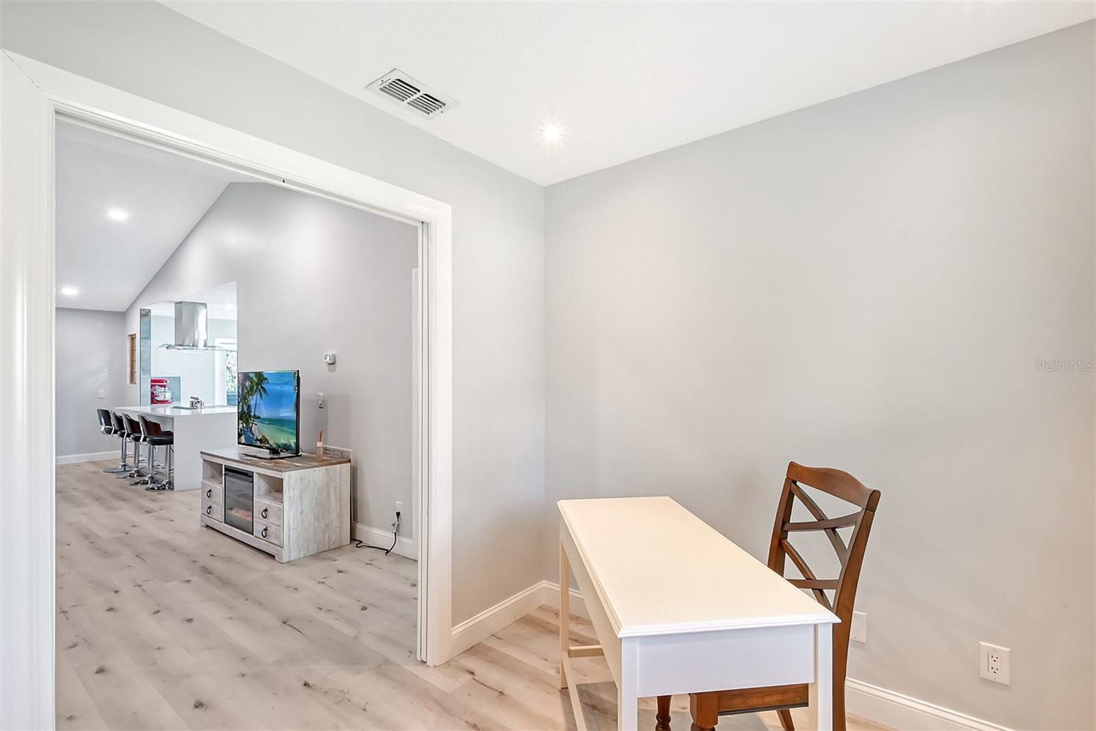 216 SHORELAND DR