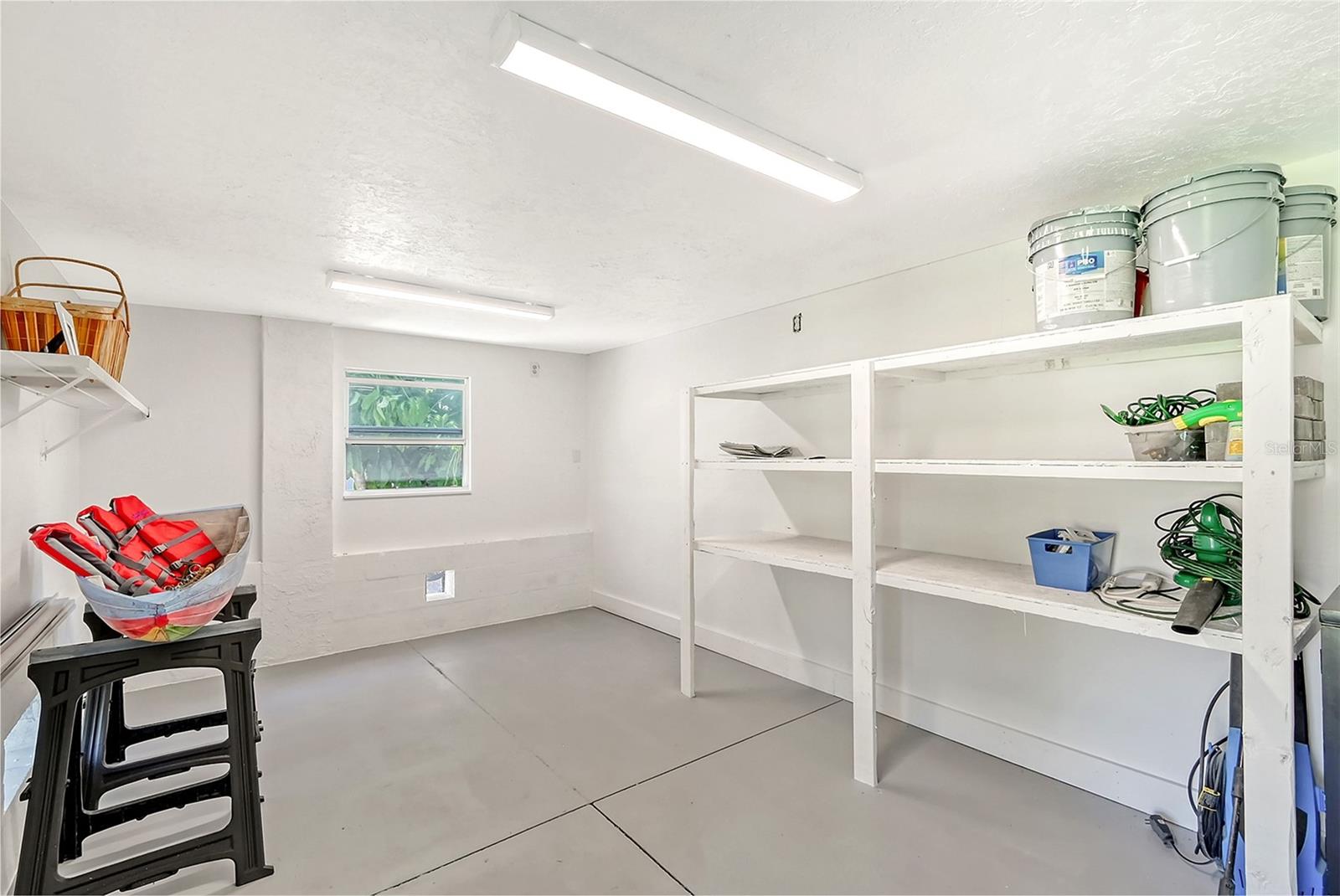 216 SHORELAND DR