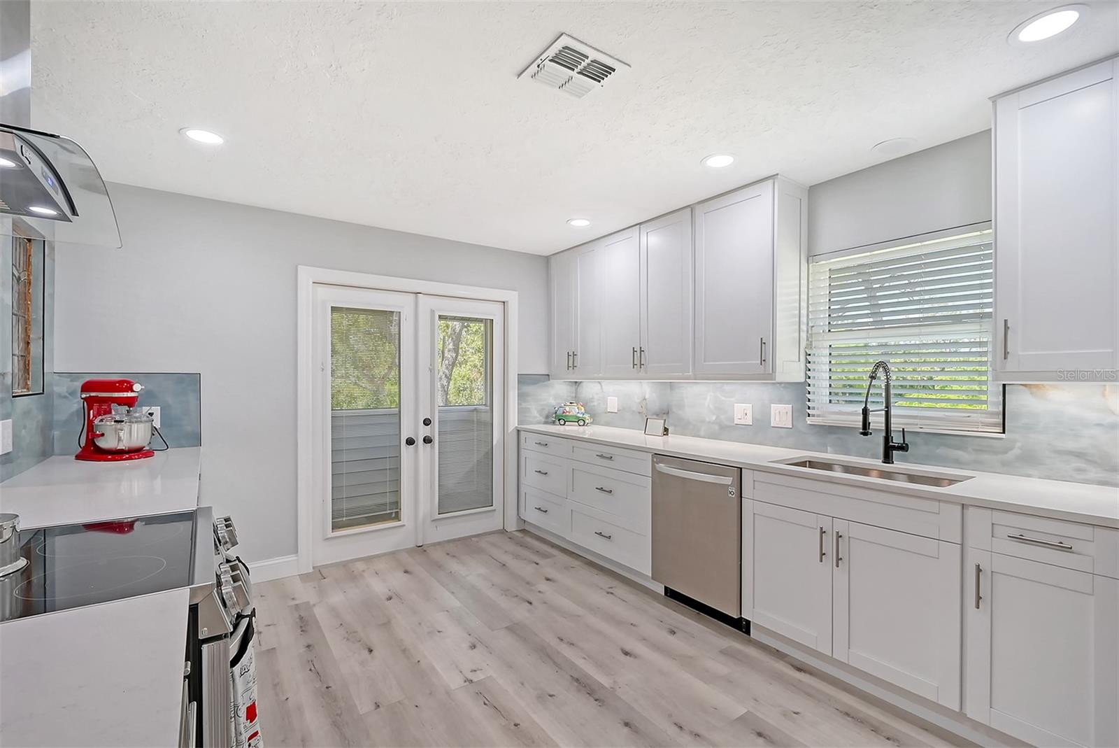 216 SHORELAND DR