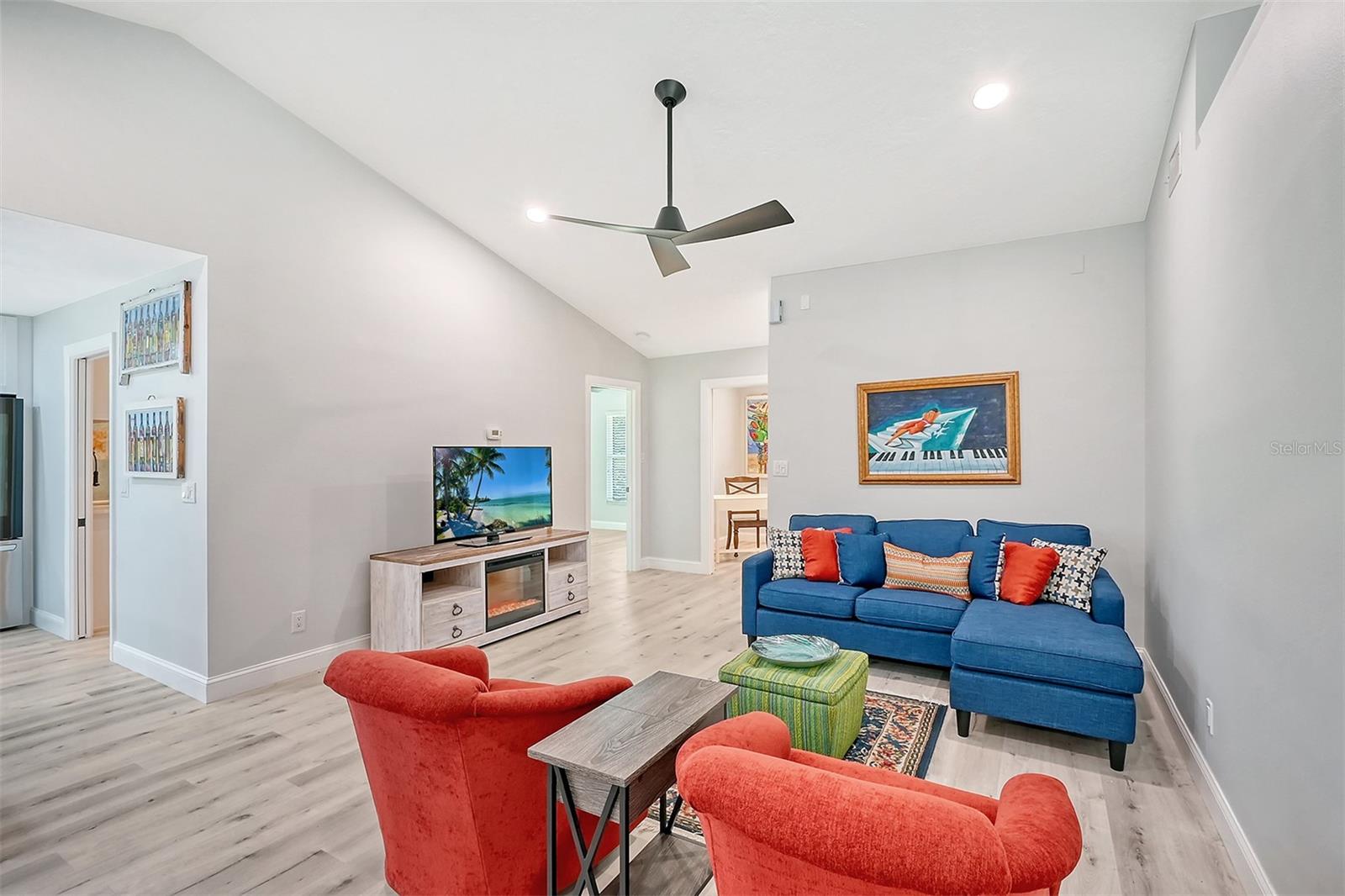 216 SHORELAND DR