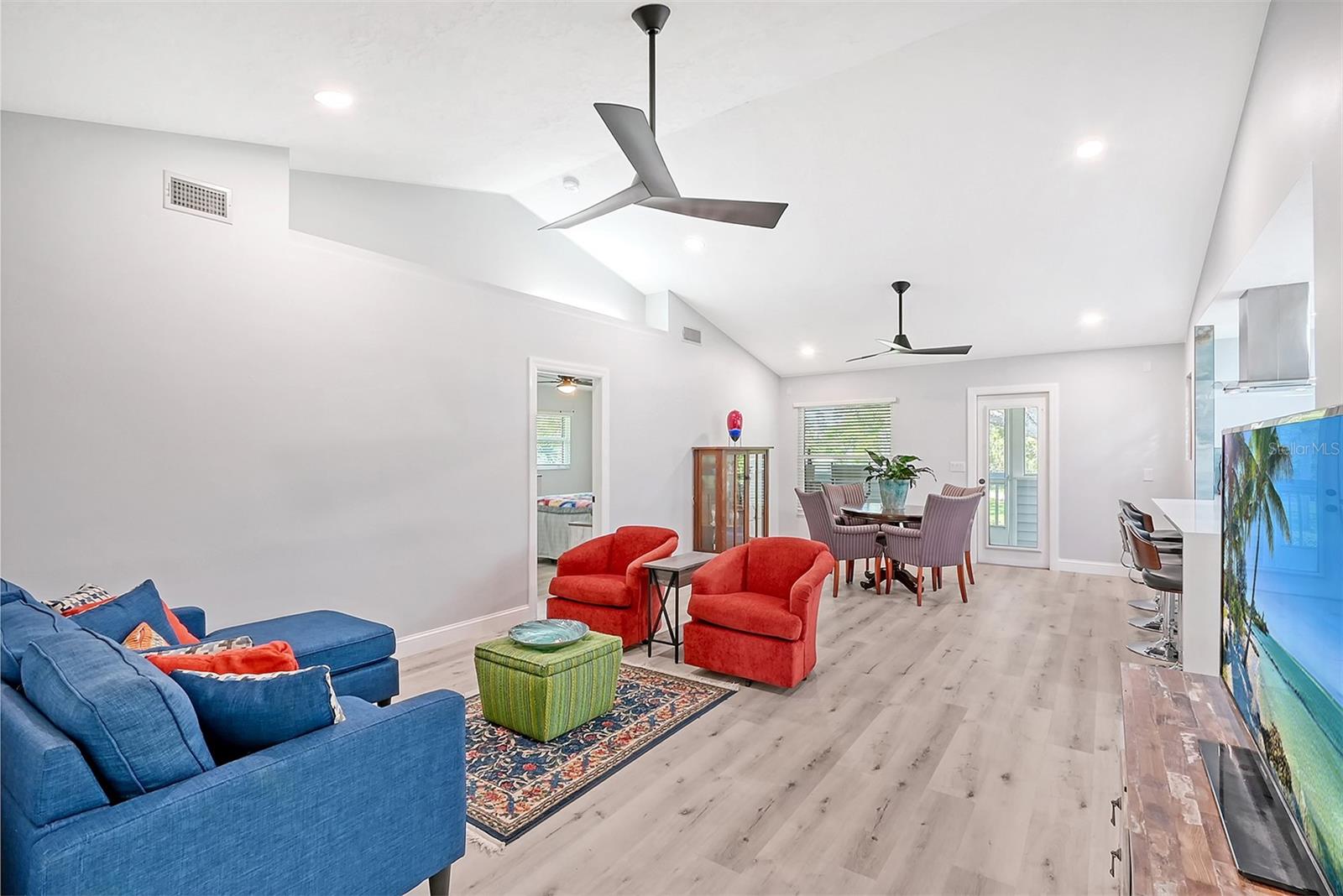 216 SHORELAND DR