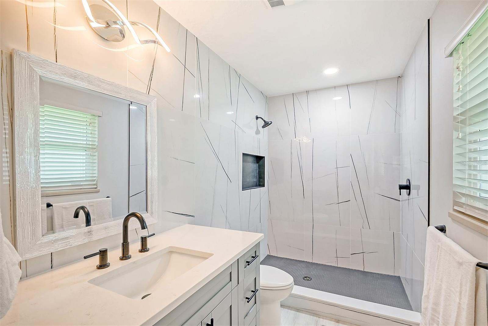 216 SHORELAND DR