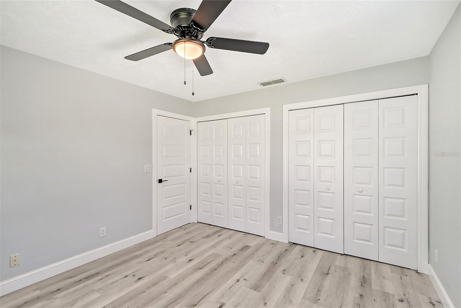 216 SHORELAND DR