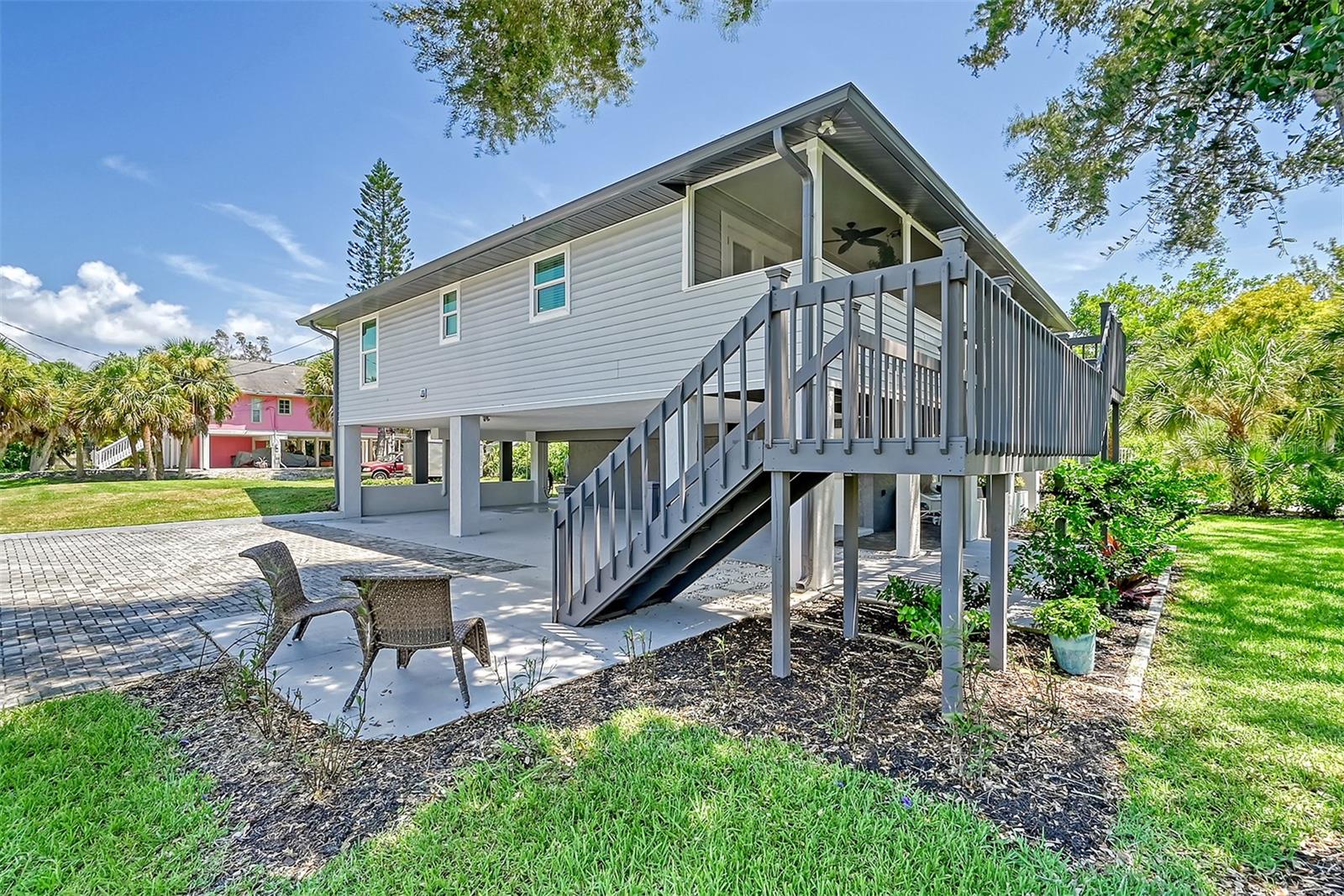 216 SHORELAND DR