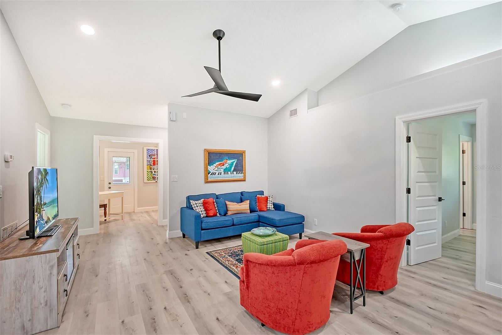 216 SHORELAND DR