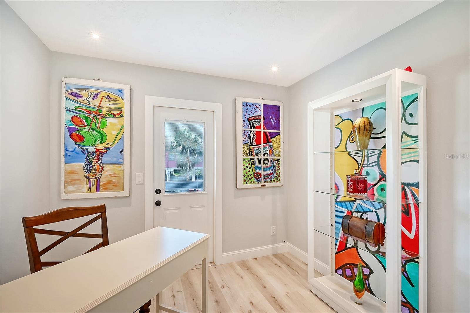 216 SHORELAND DR