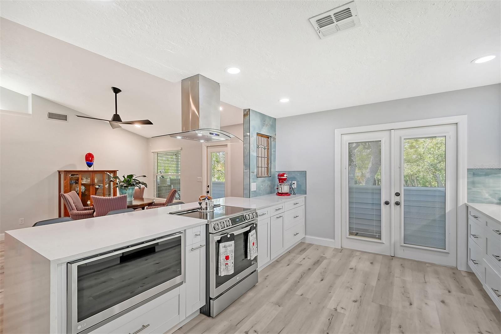 216 SHORELAND DR