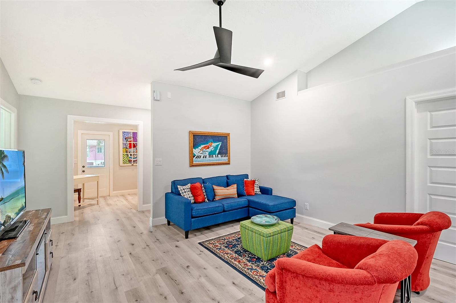 216 SHORELAND DR