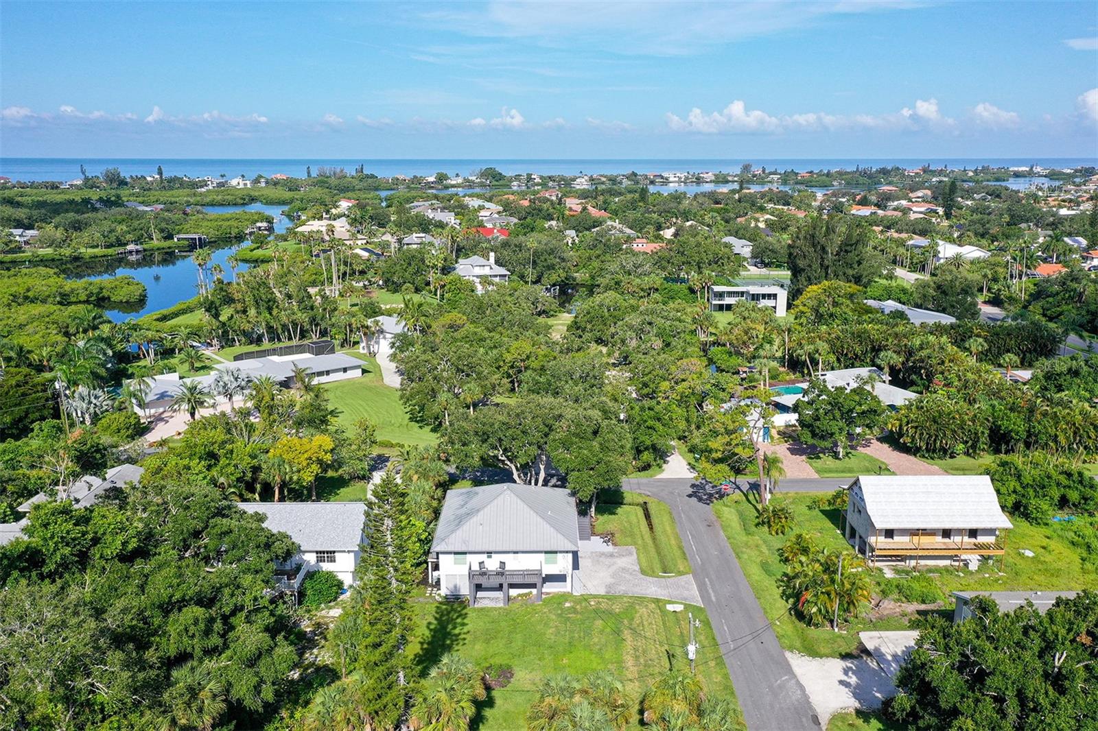 216 SHORELAND DR