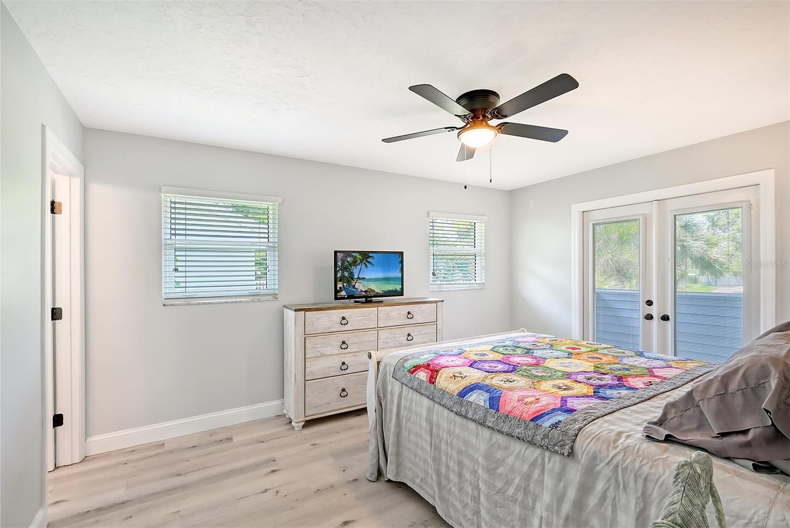 216 SHORELAND DR