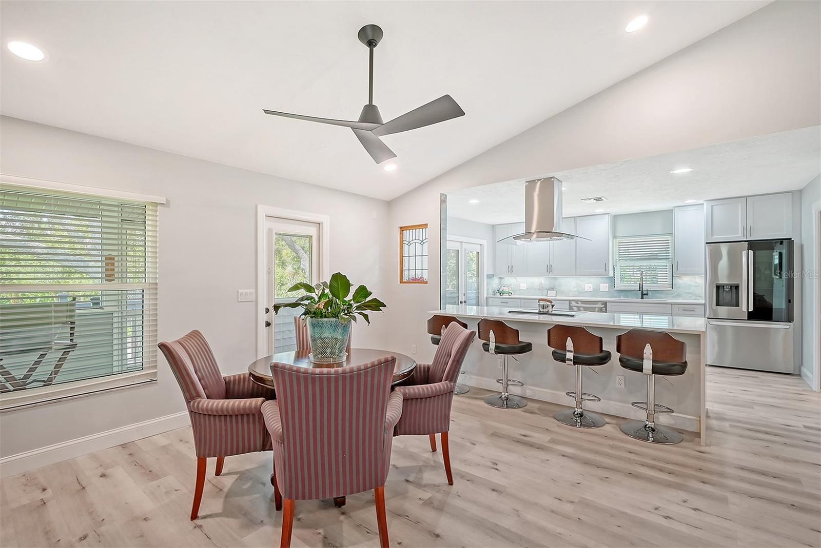 216 SHORELAND DR