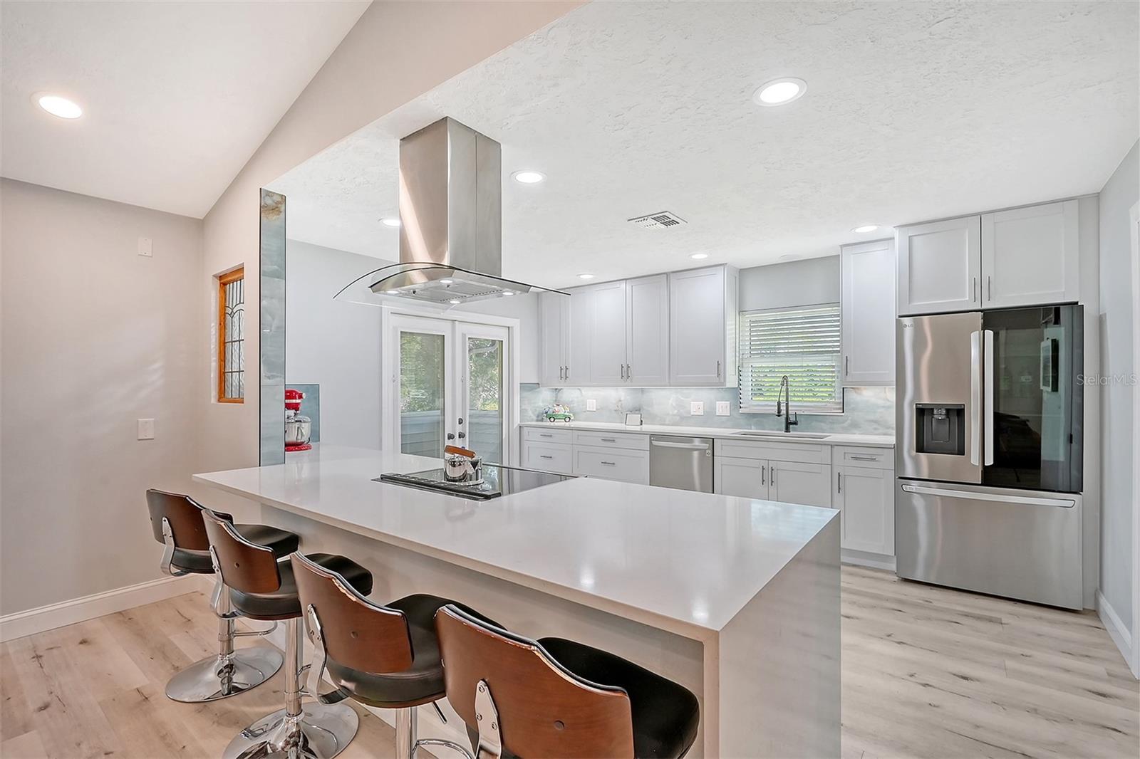 216 SHORELAND DR