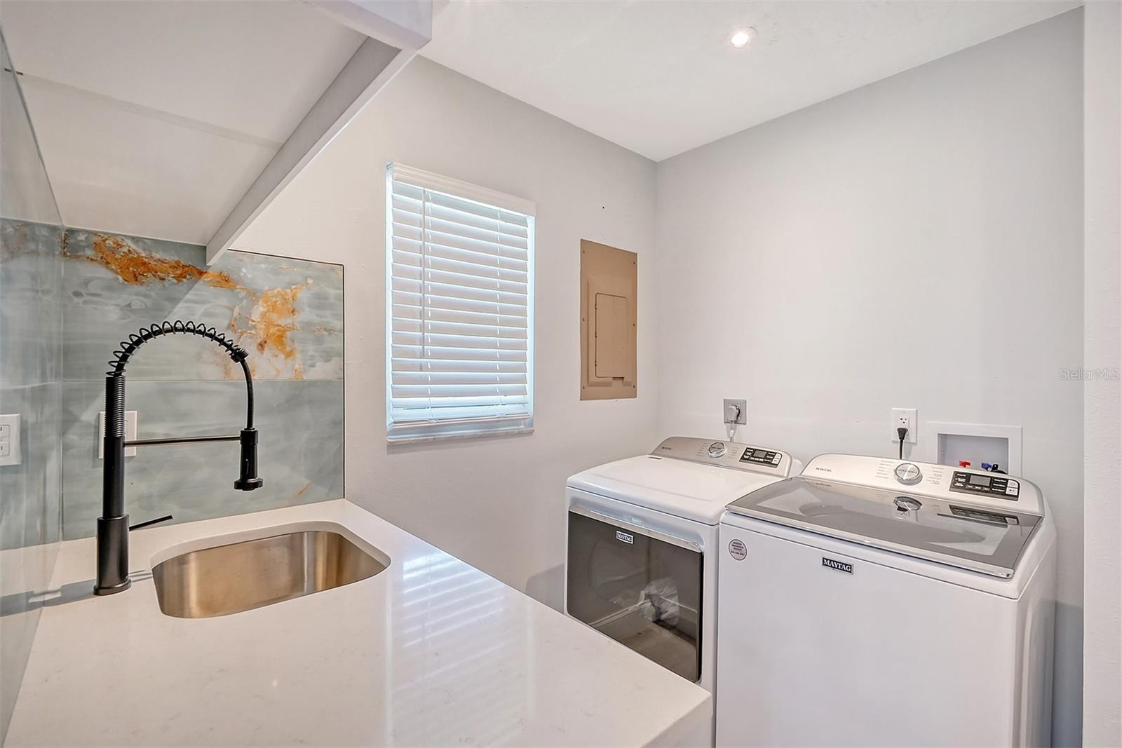216 SHORELAND DR