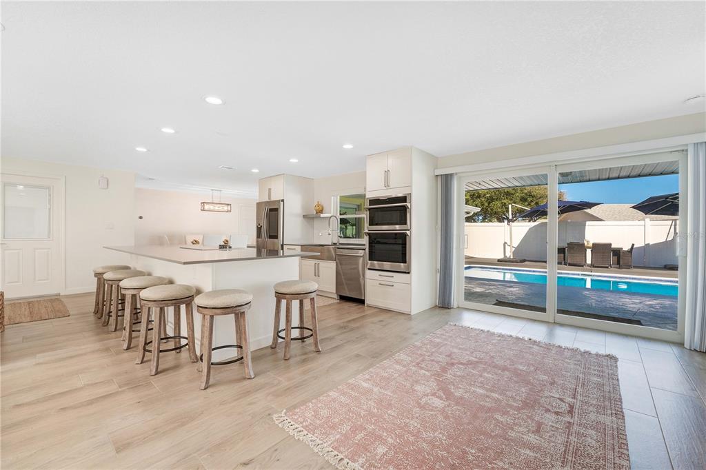 814 OAKVIEW DRIVE