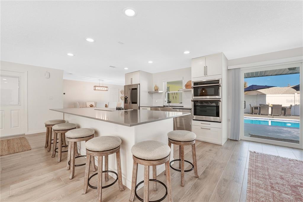814 OAKVIEW DRIVE