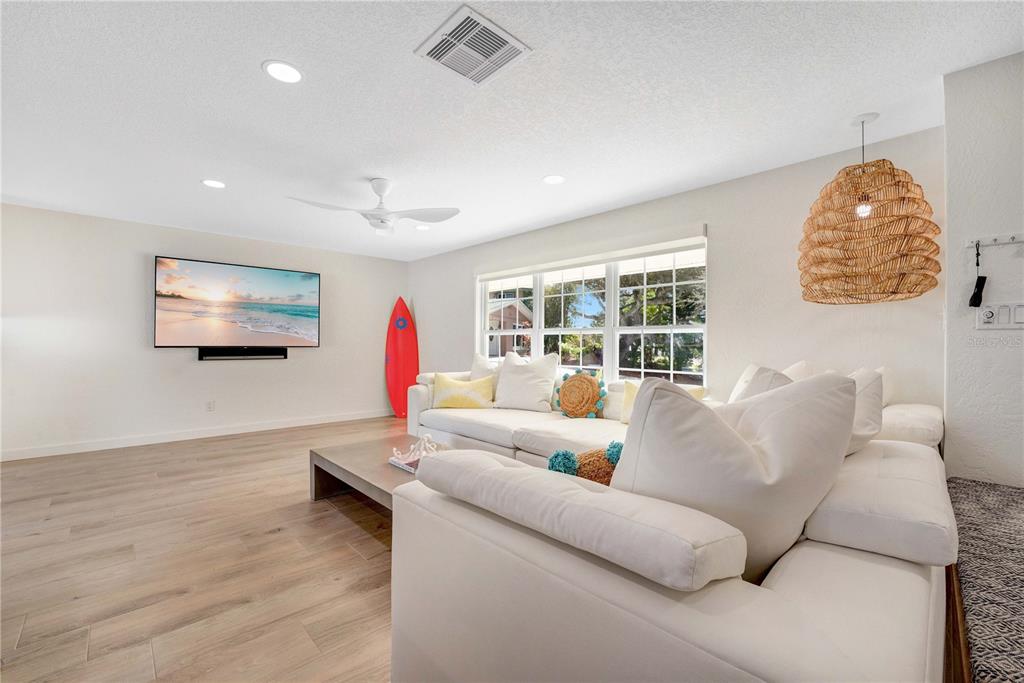 814 OAKVIEW DRIVE