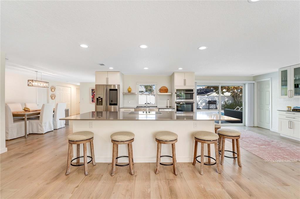 814 OAKVIEW DRIVE