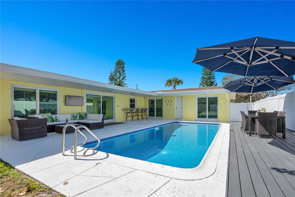 814 OAKVIEW DRIVE