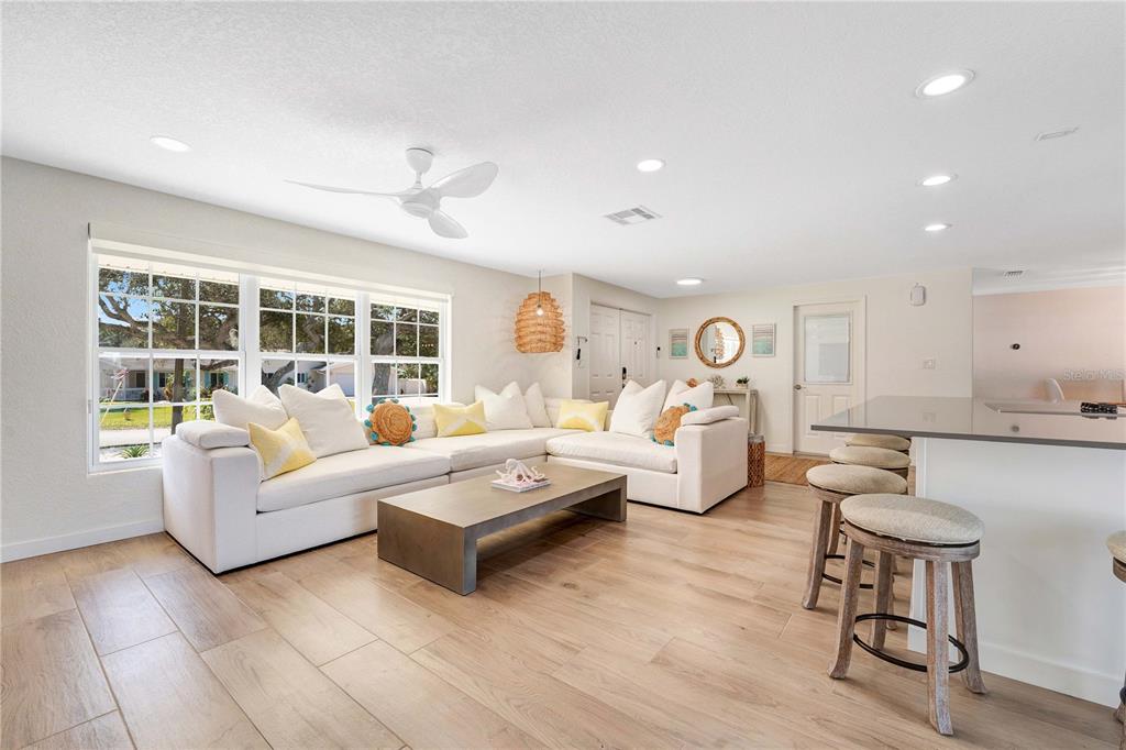 814 OAKVIEW DRIVE