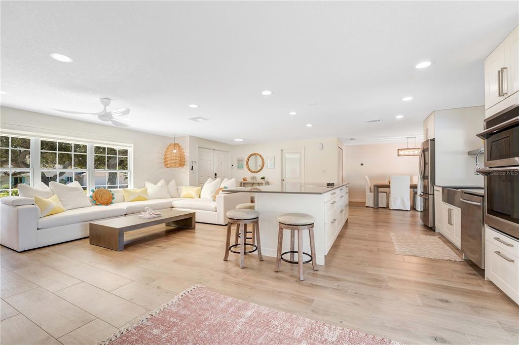 814 OAKVIEW DRIVE