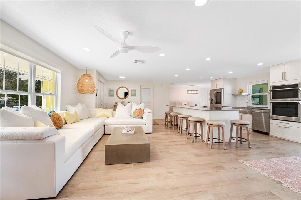 814 OAKVIEW DRIVE