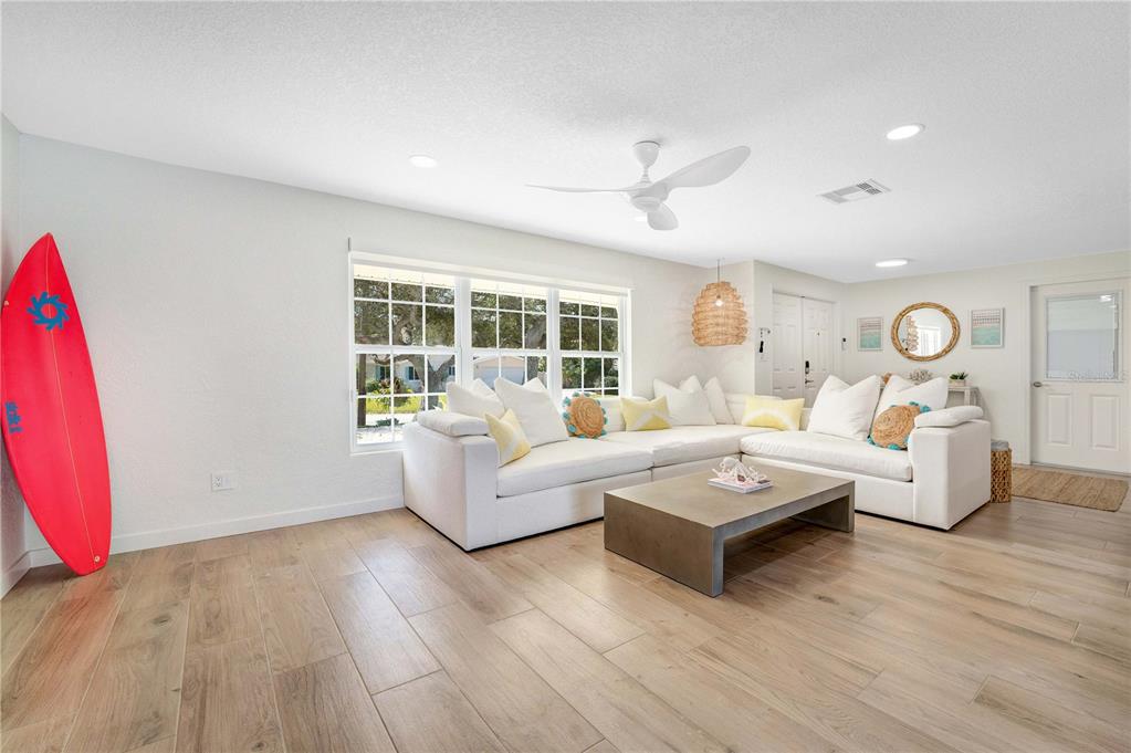 814 OAKVIEW DRIVE