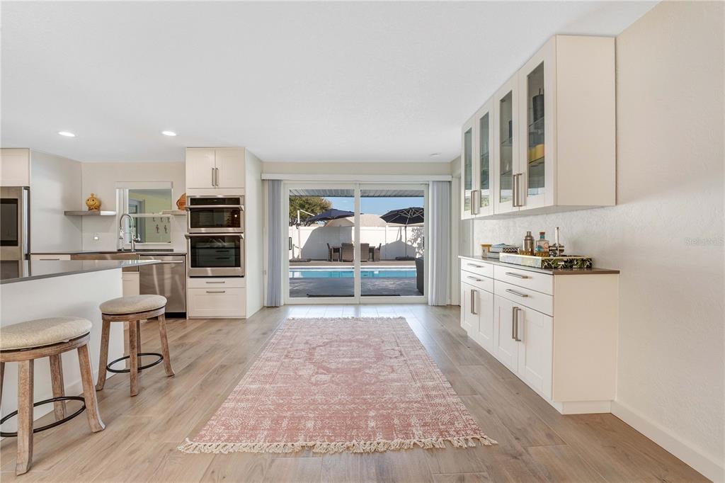 814 OAKVIEW DRIVE