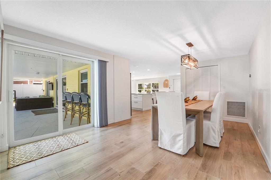 814 OAKVIEW DRIVE