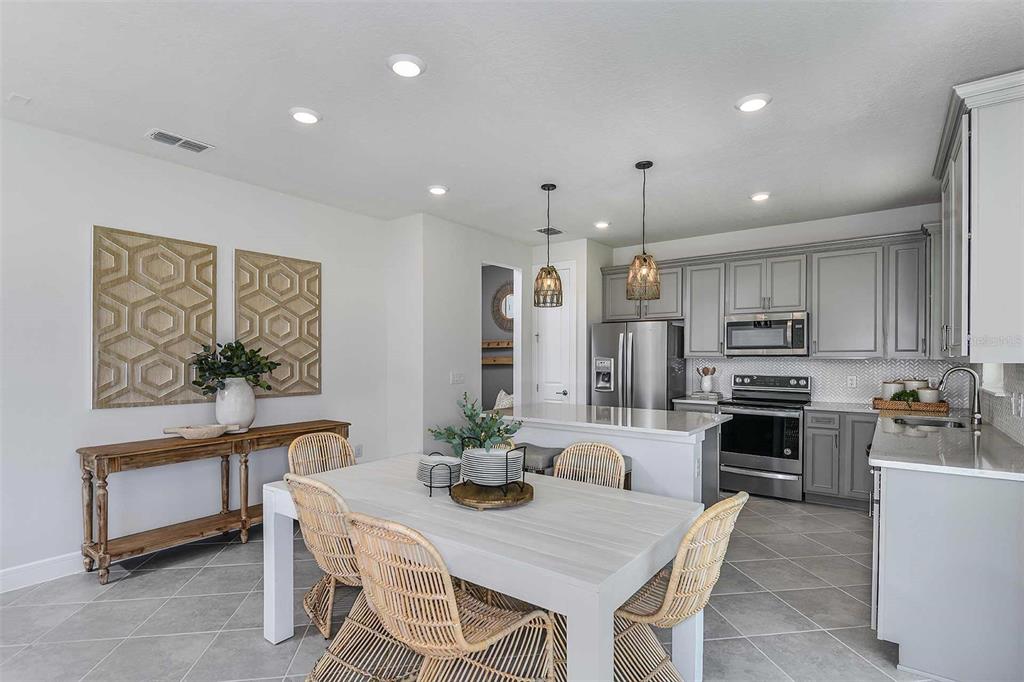 4587 GLIDING WAVE ST